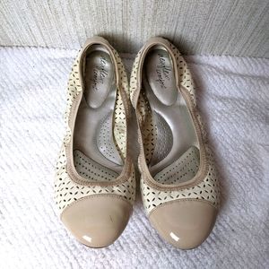 Dexflex white and tan flats size 11W
